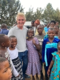 Pete-with-Rwandan-children-after-church_low-res